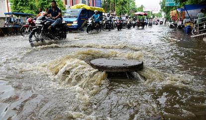 Prayagraj : डेढ़ घंटे की बारिश में शहर का बड़ा हिस्सा बना तालाब, हर तरफ जलभराव, घरों में घुसा पानी Due to one and a half hour rain, a large part of the city became a pond, waterlogging everywhere, water enter