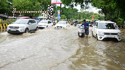 Due to one and a half hour rain, a large part of the city became a pond, waterlogging everywhere, water enter