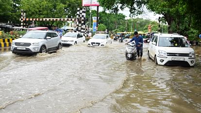 Prayagraj : डेढ़ घंटे की बारिश में शहर का बड़ा हिस्सा बना तालाब, हर तरफ जलभराव, घरों में घुसा पानी Due to one and a half hour rain, a large part of the city became a pond, waterlogging everywhere, water enter