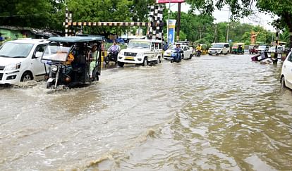 Prayagraj : डेढ़ घंटे की बारिश में शहर का बड़ा हिस्सा बना तालाब, हर तरफ जलभराव, घरों में घुसा पानी Due to one and a half hour rain, a large part of the city became a pond, waterlogging everywhere, water enter