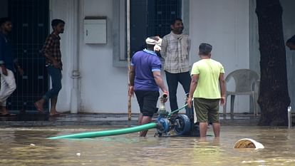 Due to one and a half hour rain, a large part of the city became a pond, waterlogging everywhere, water enter