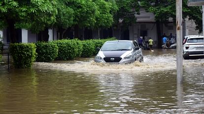 Due to one and a half hour rain, a large part of the city became a pond, waterlogging everywhere, water enter