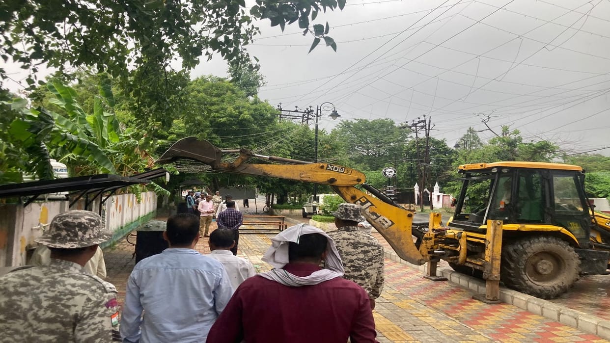 Municipal corporation's bulldozer ran on street restaurant in Bareilly