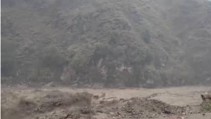 तस्वीरों में देखें हिमाचल की तबाही: 5 जगह बादल फटे...मकान-पुल और सड़कें बही, परिवार के 7 लोगों समेत 50 लापता Himachal Cloudburst Devastation in Himachal Through Pictures Houses Roads Swept Away many Missing