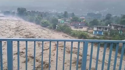 तस्वीरों में देखें हिमाचल की तबाही: 5 जगह बादल फटे...मकान-पुल और सड़कें बही, परिवार के 7 लोगों समेत 50 लापता Himachal Cloudburst Devastation in Himachal Through Pictures Houses Roads Swept Away many Missing
