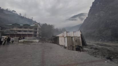 तस्वीरों में देखें हिमाचल की तबाही: 5 जगह बादल फटे...मकान-पुल और सड़कें बही, परिवार के 7 लोगों समेत 50 लापता Himachal Cloudburst Devastation in Himachal Through Pictures Houses Roads Swept Away many Missing