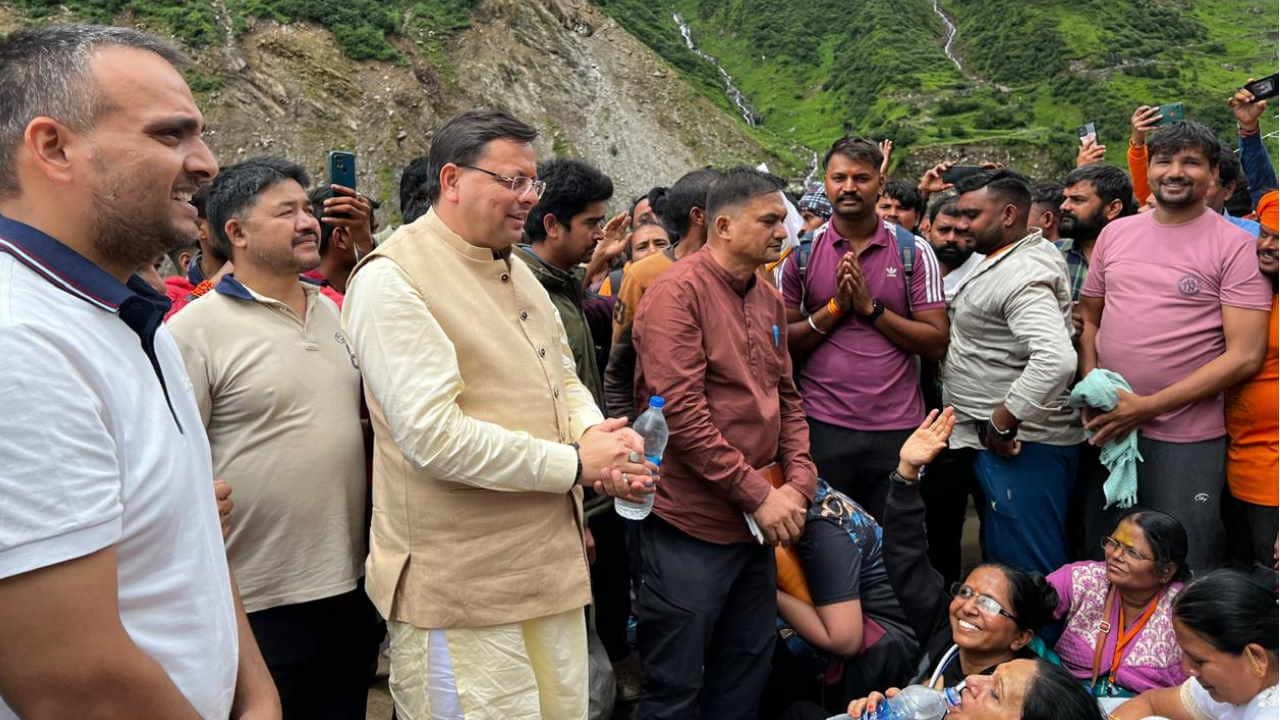 CM Dhami reached among the devotees stranded in Kedarnath people got relief Uttarakhand Kedarnath Cloudburst