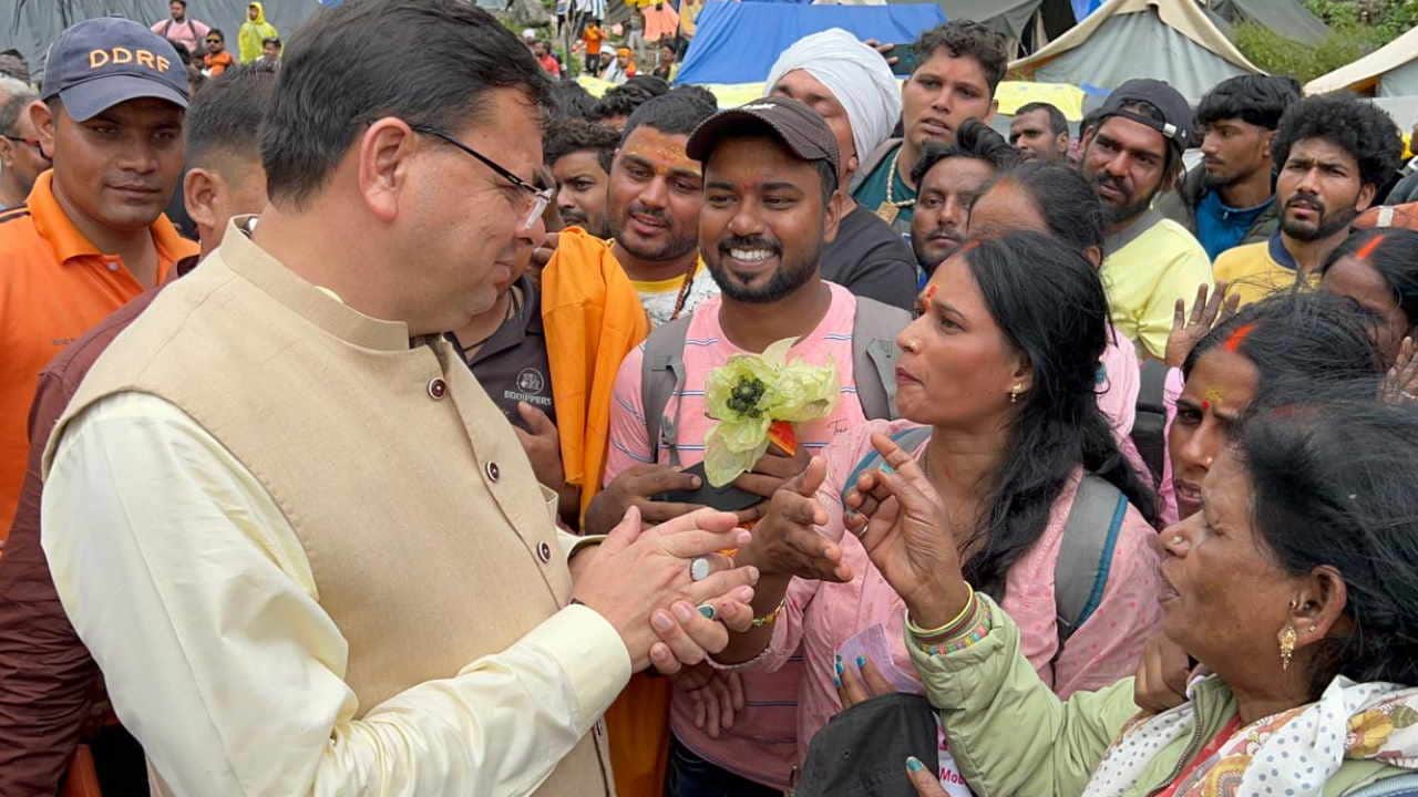 CM Dhami reached among the devotees stranded in Kedarnath people got relief Uttarakhand Kedarnath Cloudburst