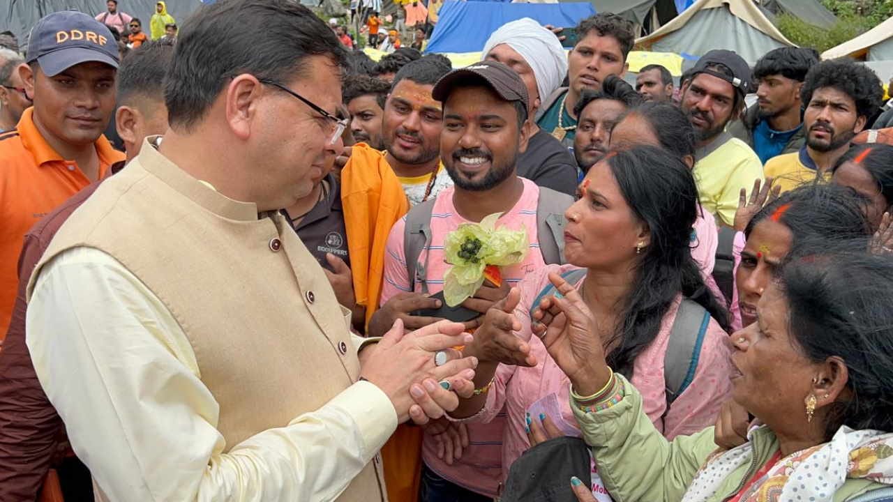 CM Dhami reached among the devotees stranded in Kedarnath people got relief Uttarakhand Kedarnath Cloudburst