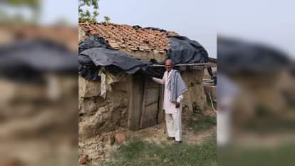 फूलपुर के सरायहरीराम गांव में जर्जर भवन के साथ खड़ा 75 वर्षीय बुजुर्ग राधेश्याम।