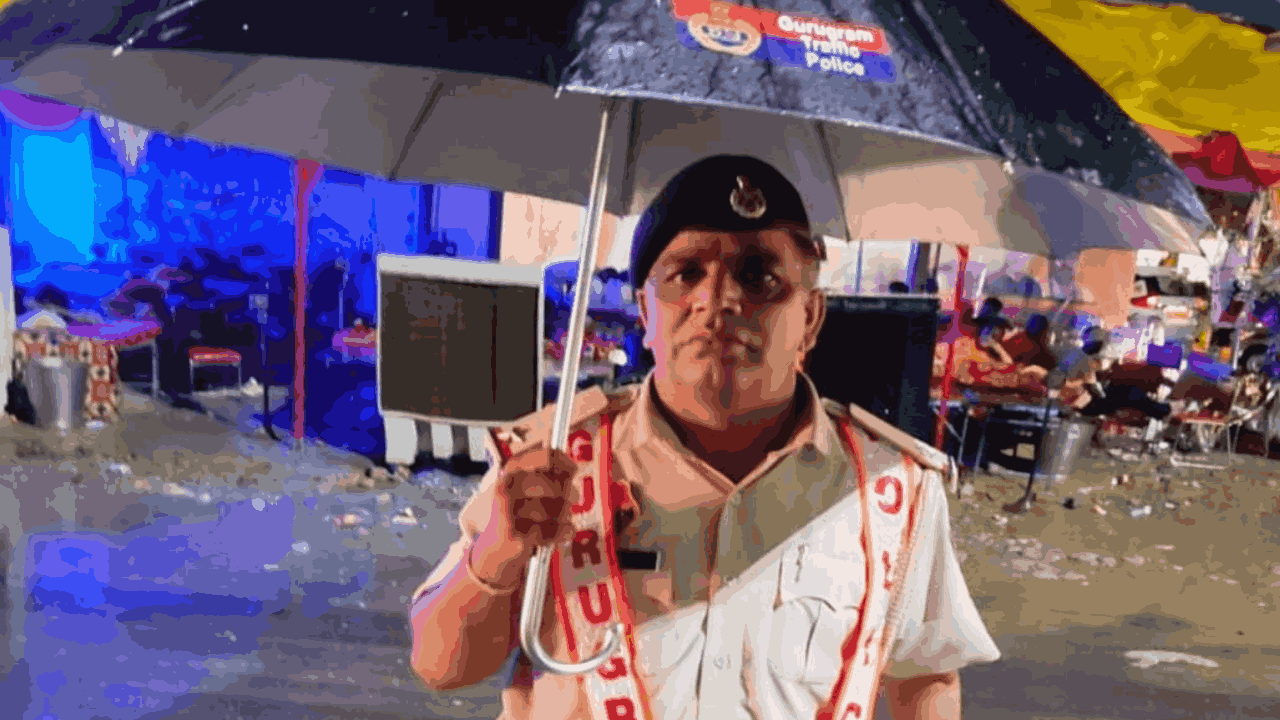 Gurugram Traffic Police came forward to help people after heavy rain