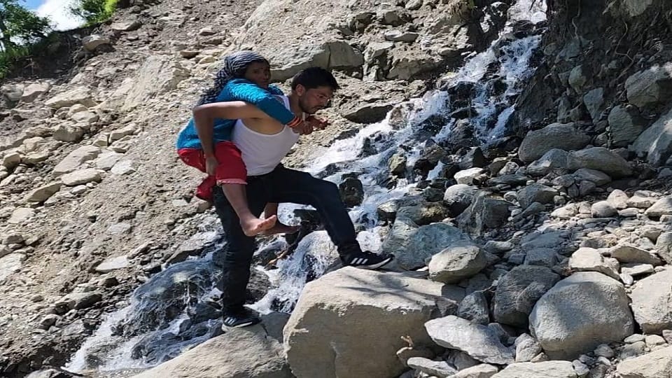injured woman was carried on her back for 12 kilometers to reach the road in dharchula pithoragarh