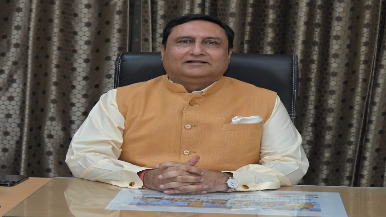 Officers and employees gave a warm farewell to Raipur Divisional Commissioner Dr. Sanjay Alang on retirement