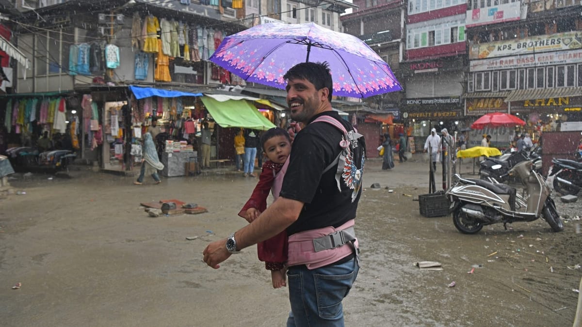 Jammu Weather Update Heavy rain in Jammu and Kashmir in next 48 hours threat of flood landslide and cloudburst