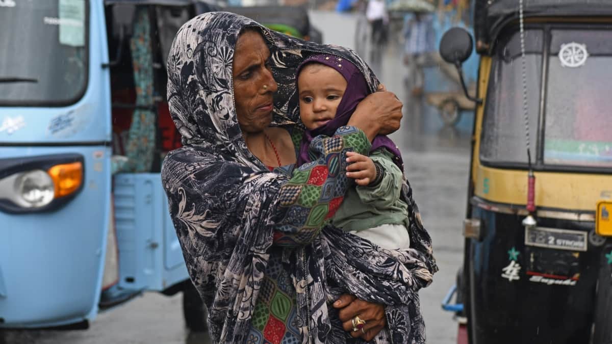 Jammu Kashmir Weather : After humid heat clouds rained people of Jammu and Srinagar got relief