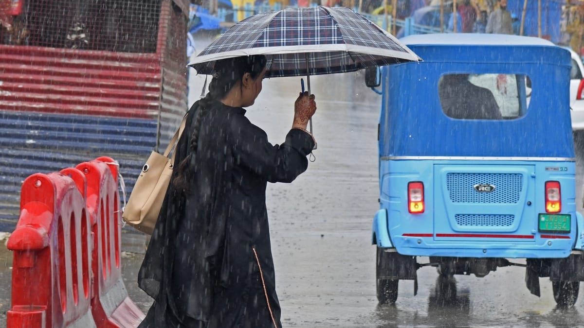 raining in Jammu heat breaking records in Kashmir