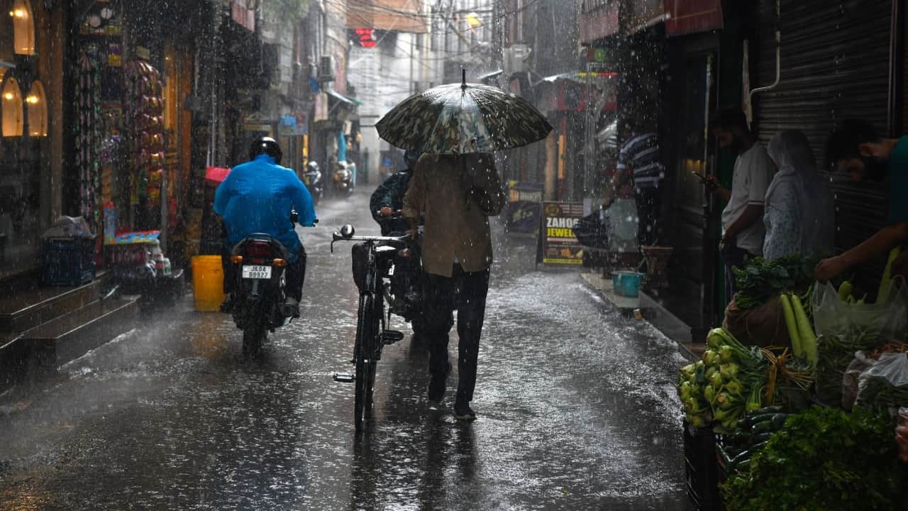 Jammu Kashmir Weather : After humid heat clouds rained people of Jammu and Srinagar got relief