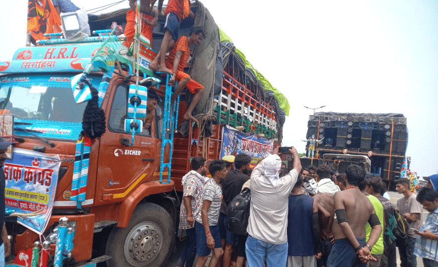 Kanwar Yatra: Kanwariyas clashed with police when stopped from entering the city