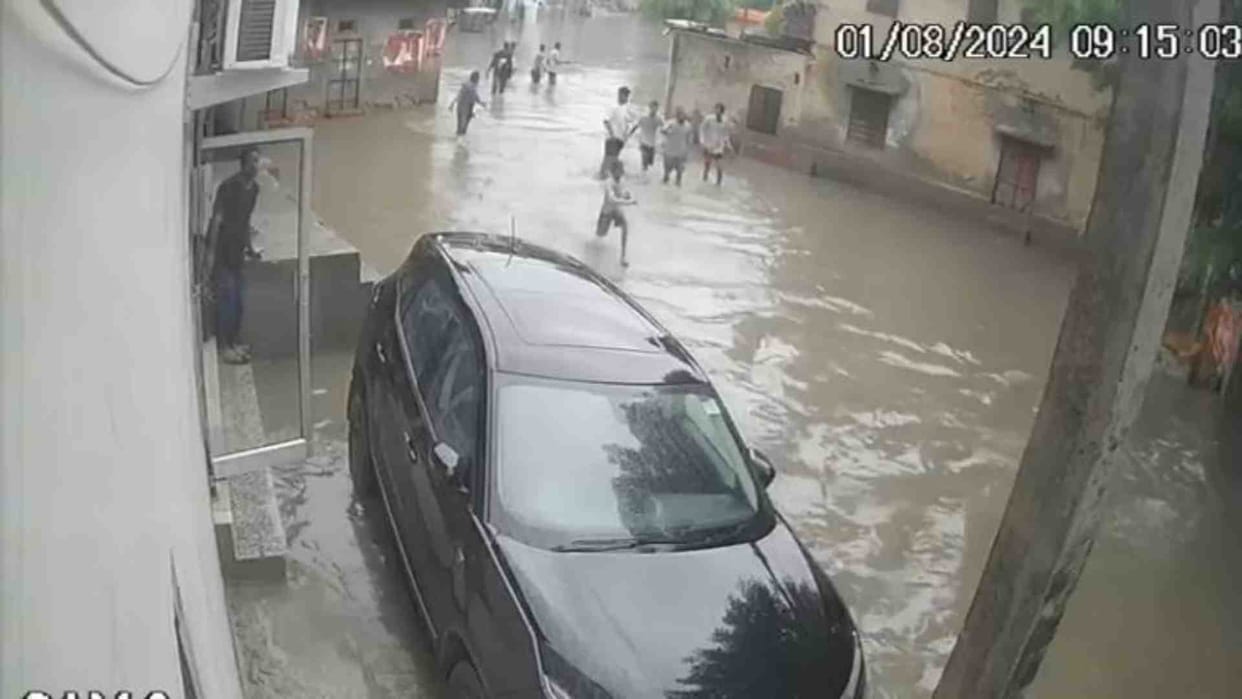 Jaipur News: 15 year old boy got swept away in the drain while playing in the water