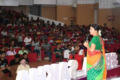 कार्यक्रम प्रस्तुत करतीं मालिनी अवस्थी।