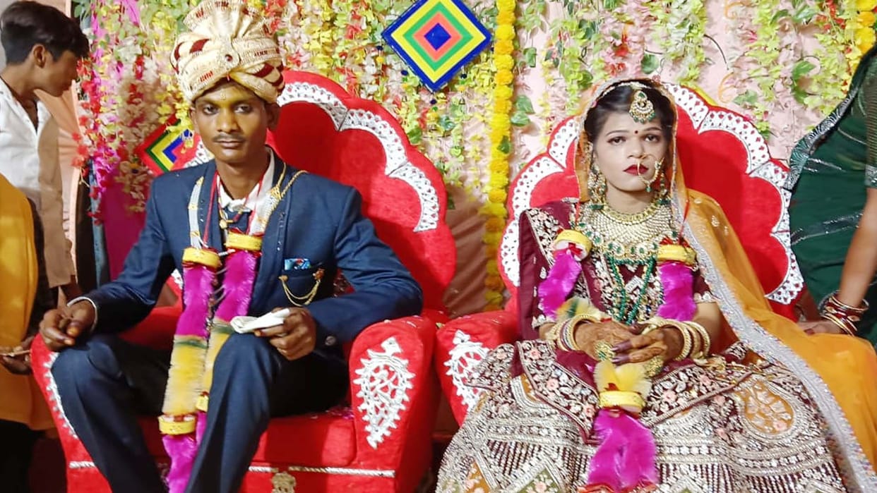Mahoba: 24 hours after husband committed suicide, wife died due to snake bite