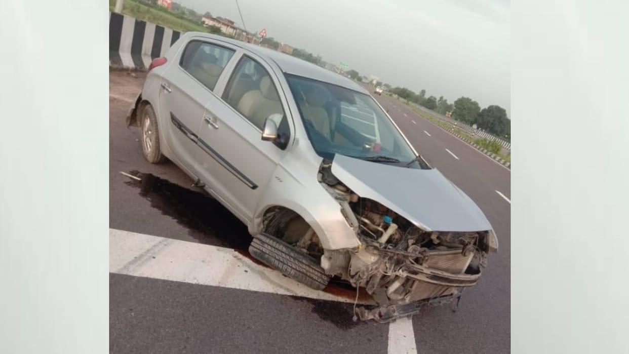 A car hits divider in Mohanlalganj.