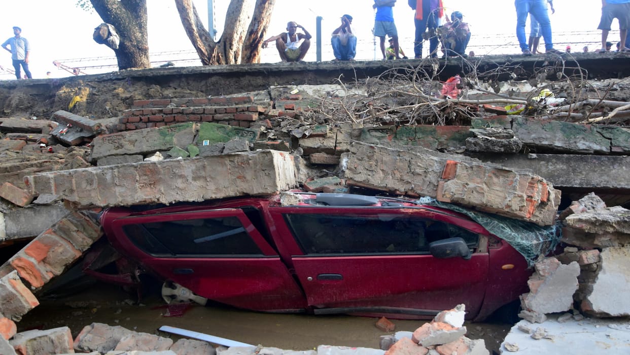 Old railway wall collapsed at Rambagh station, six vehicles including two cars were damaged in the debris.