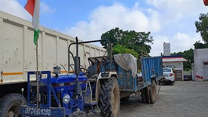 Road accident in Badaun Tractor trolley of Kanwariyas overturned