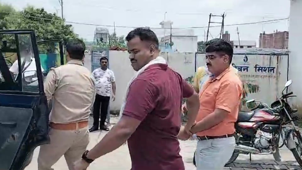 UP News: ADO Panchayat and computer operator arrested while taking bribe of ten thousand, action in Sambhal
