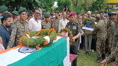 villagers inconsolable When body of soldier reached Agra last farewell given with Tiranga Yatra