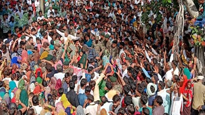 villagers inconsolable When body of soldier reached Agra last farewell given with Tiranga Yatra