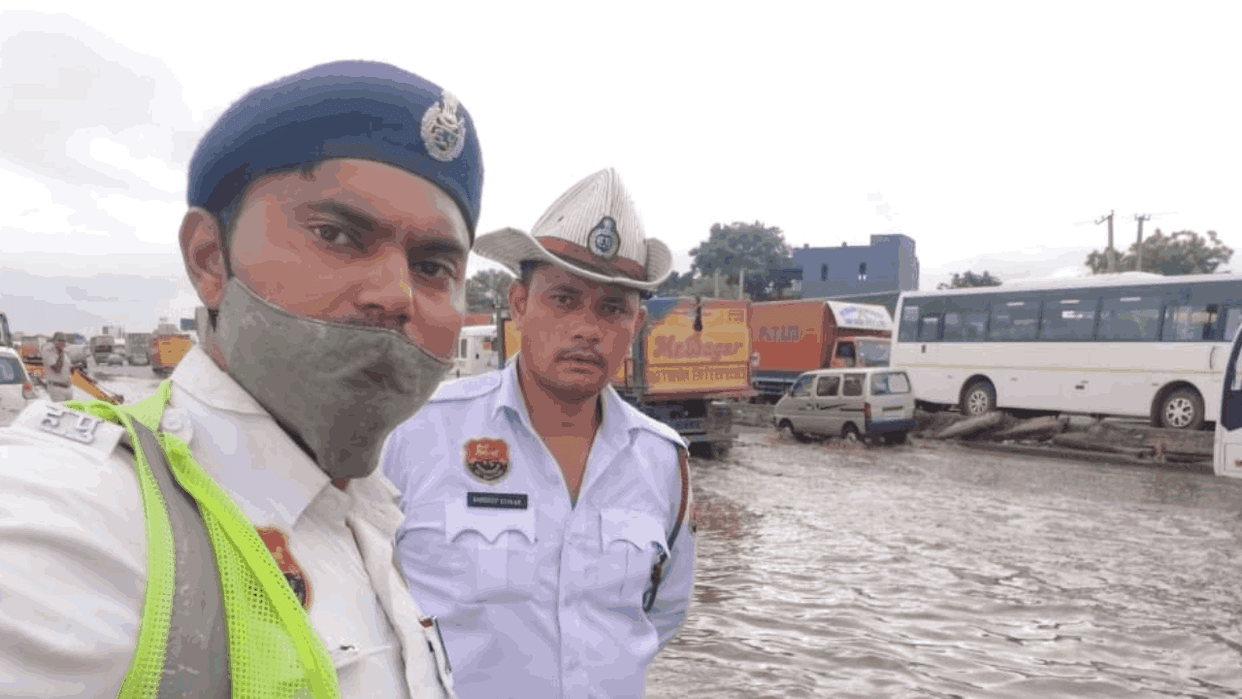 Gurugram Traffic Police came forward to help people after heavy rain