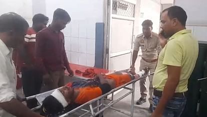 Rampur: E-rickshaw hits Kanwadiyas, two in critical condition, traffic jam in Shahabad