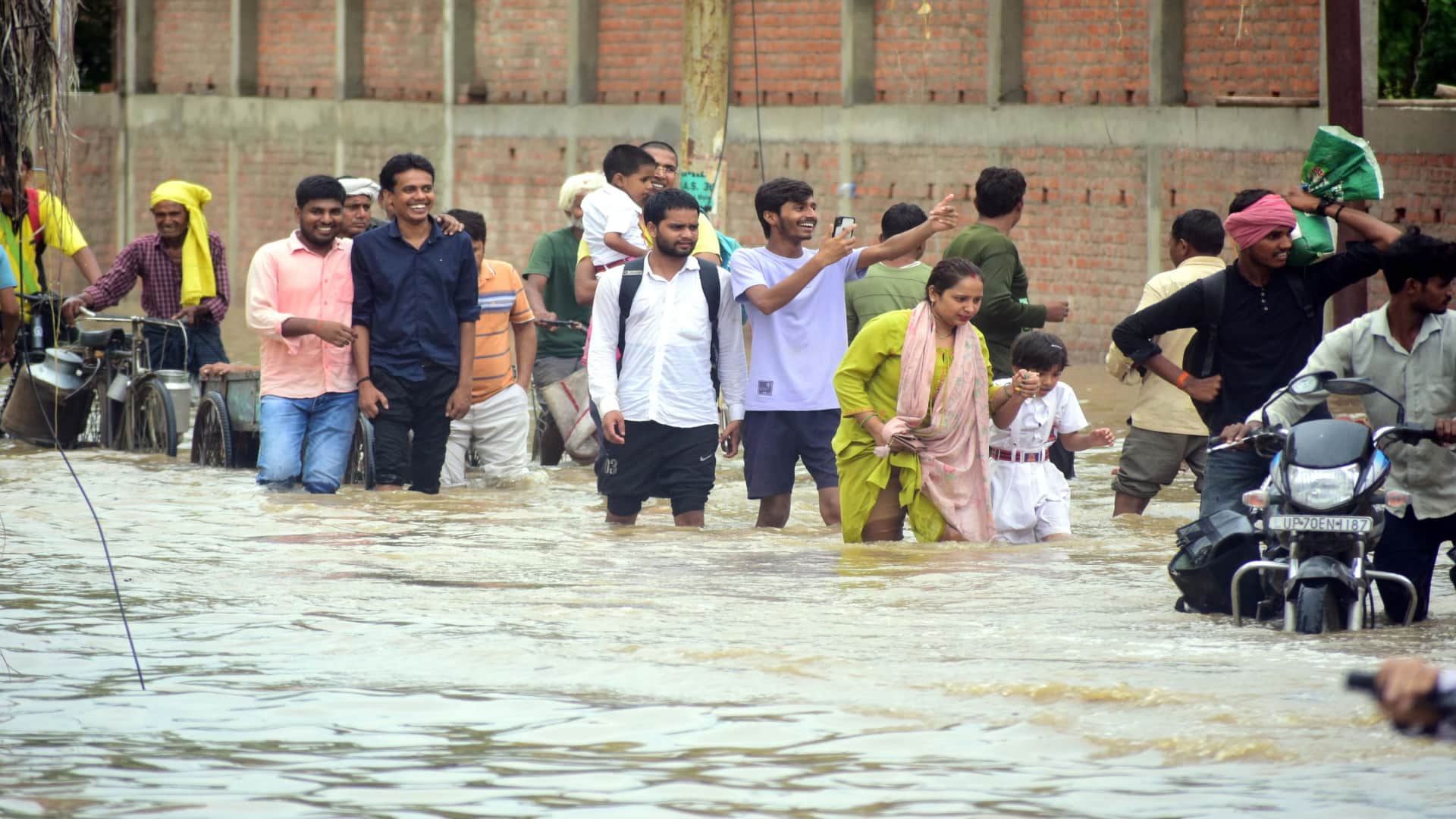 Due to one and a half hour rain, a large part of the city became a pond, waterlogging everywhere, water enter