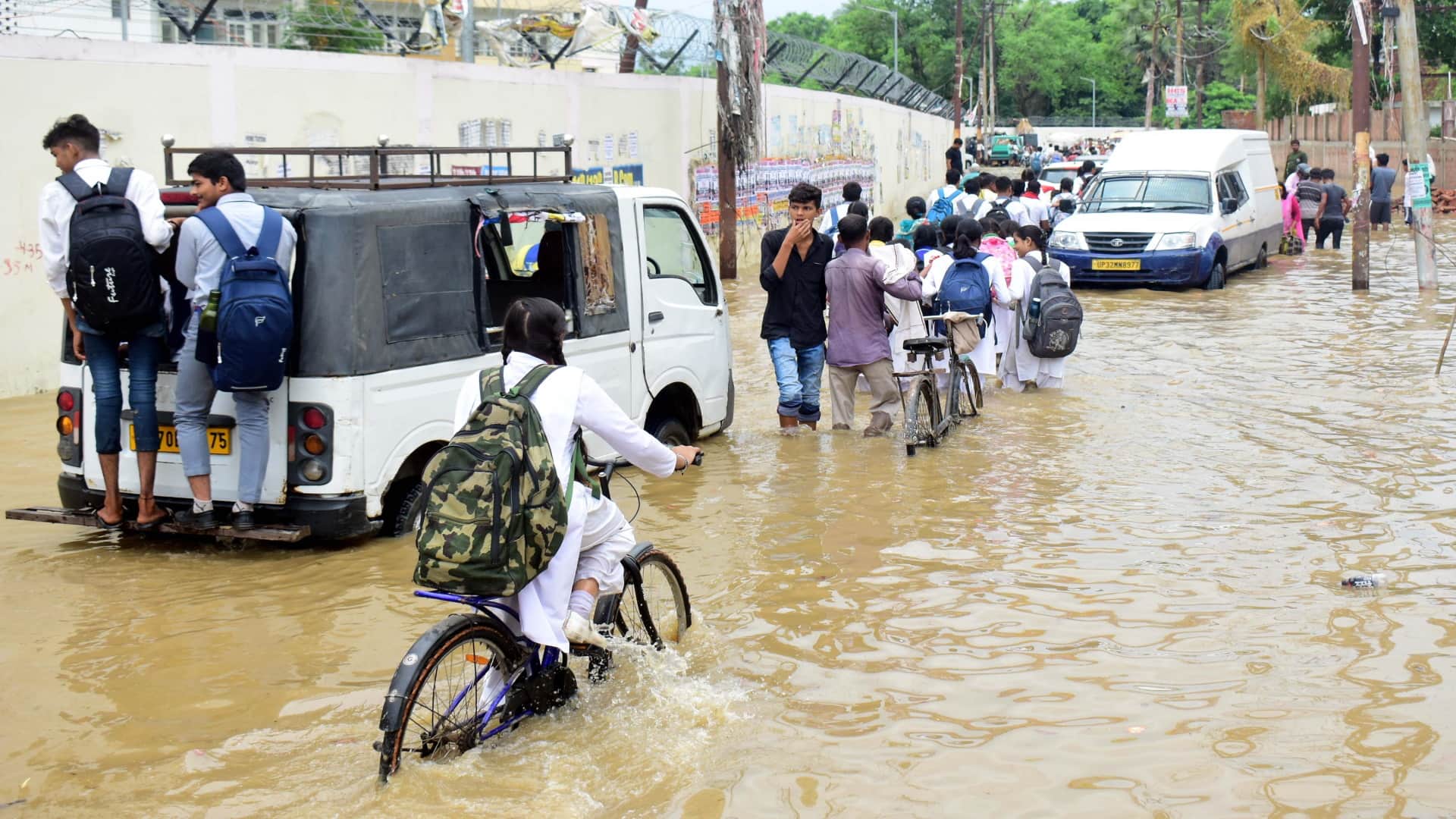 Due to one and a half hour rain, a large part of the city became a pond, waterlogging everywhere, water enter