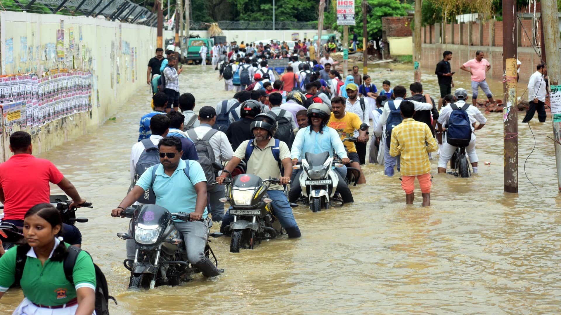 Due to one and a half hour rain, a large part of the city became a pond, waterlogging everywhere, water enter