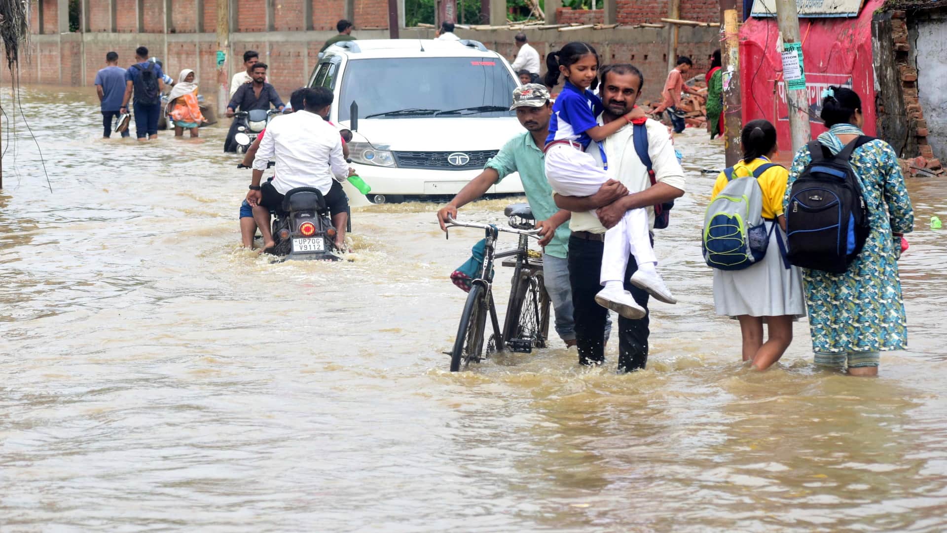 Due to one and a half hour rain, a large part of the city became a pond, waterlogging everywhere, water enter