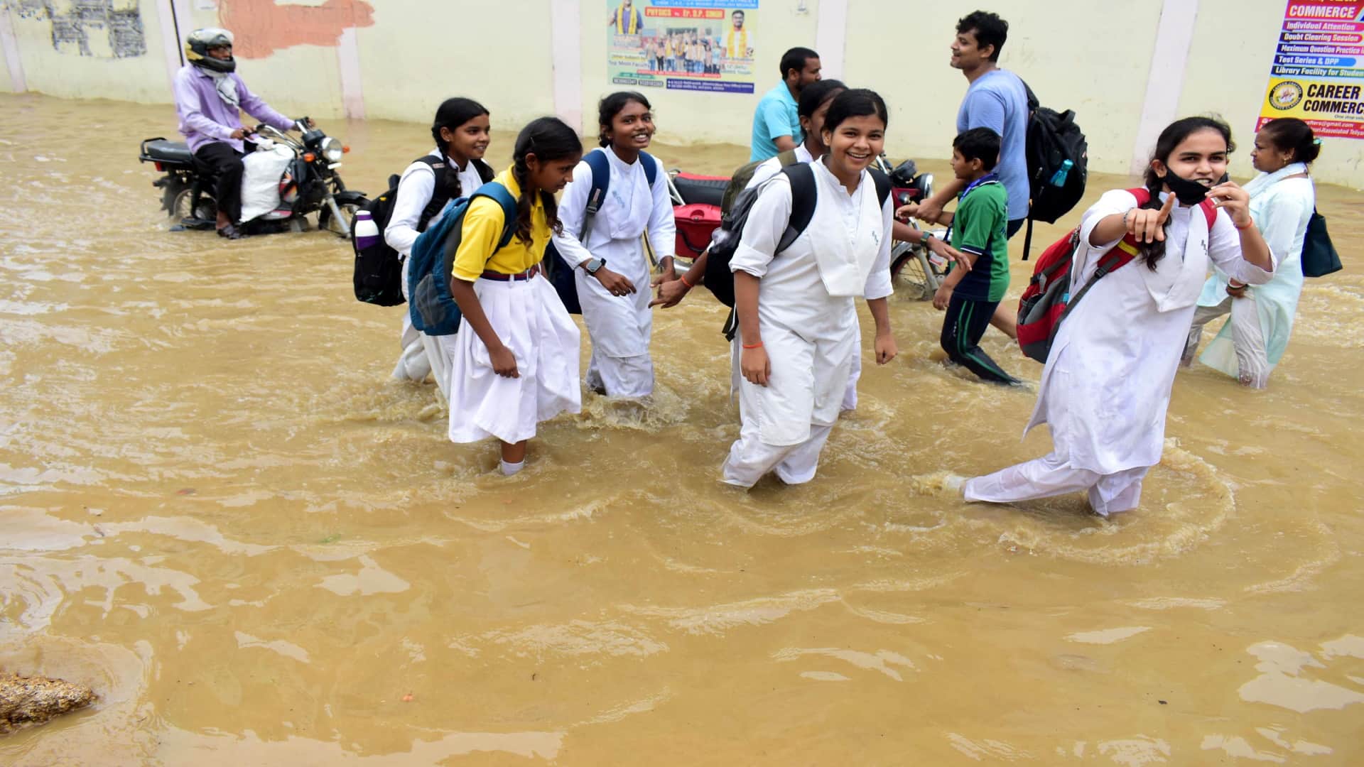 Due to one and a half hour rain, a large part of the city became a pond, waterlogging everywhere, water enter