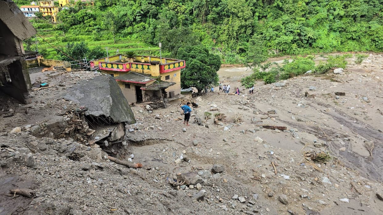 Cloud burst in Pampore rivers and drains in spate due to rain