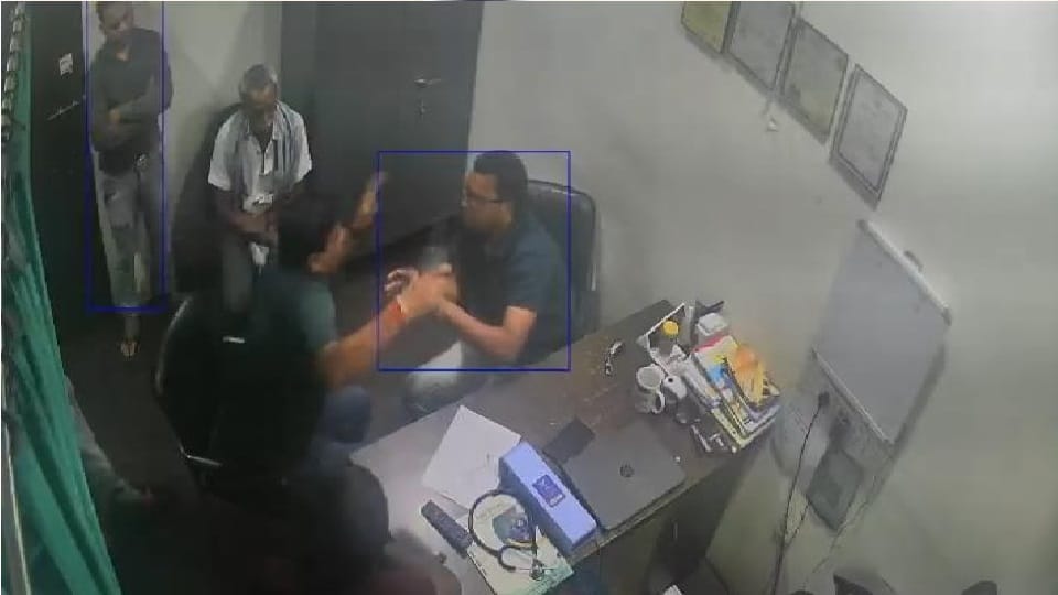 Fight between BJP leader and hospital staff in Korba