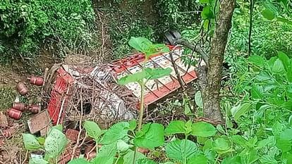 Kangra News: सड़क धंसने से 200 फीट गहरे नाले में गिरा सिलेंडर से भरा ट्रक, चालक घायल Kangra News Truck loaded with cylinders fell into a 200 feet deep drain due to road collapse driver injured