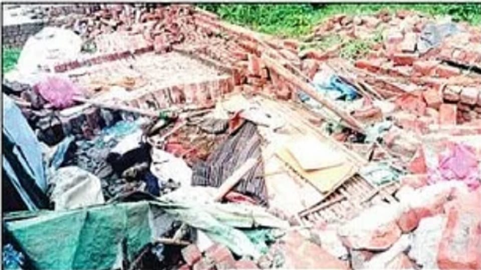 Dadri: Wall collapsed on slum due to heavy rain, couple lost their lives