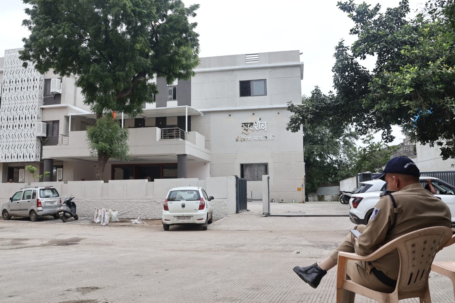 सुदर्शन भवन में सीएम।