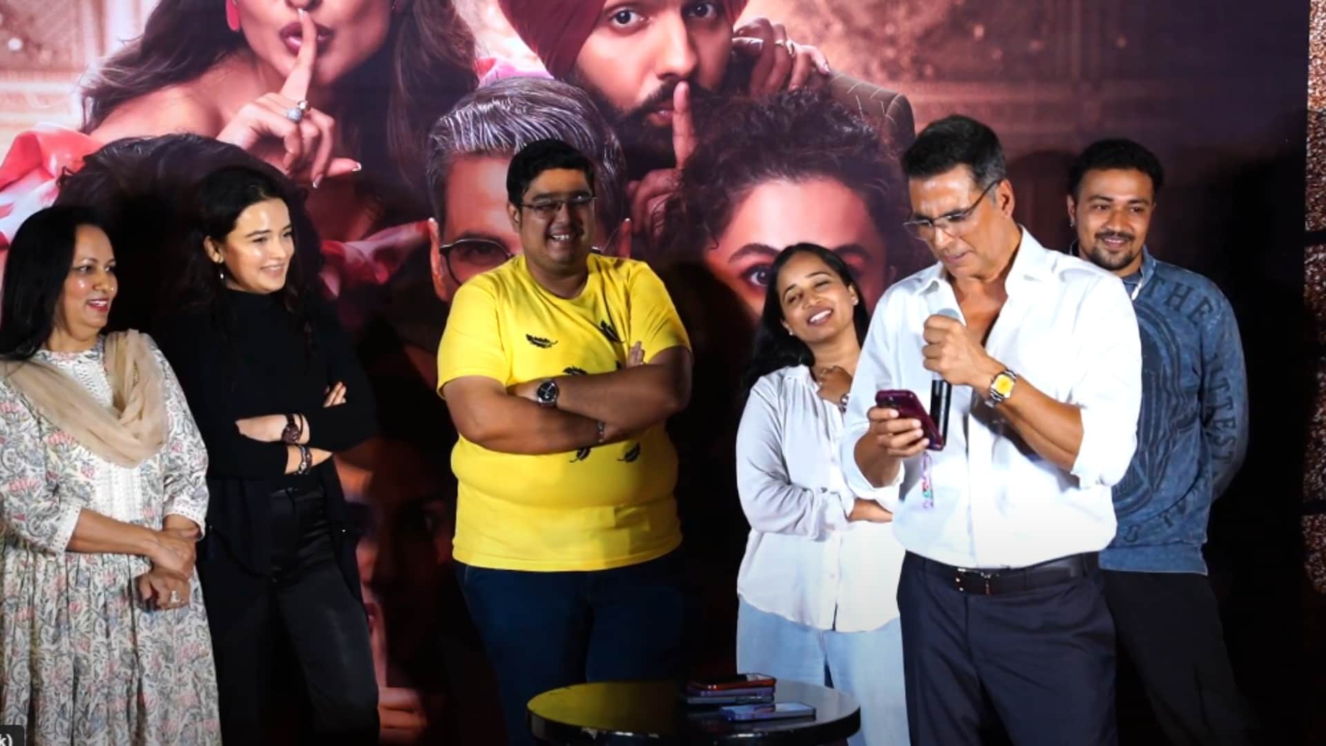 Khel Khel Mein trailer launch event akshay kumar play game and read personal messages ammy virk vaani