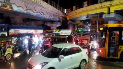 Jam broke the back of traffic police, taking reason, additional policemen were deployed