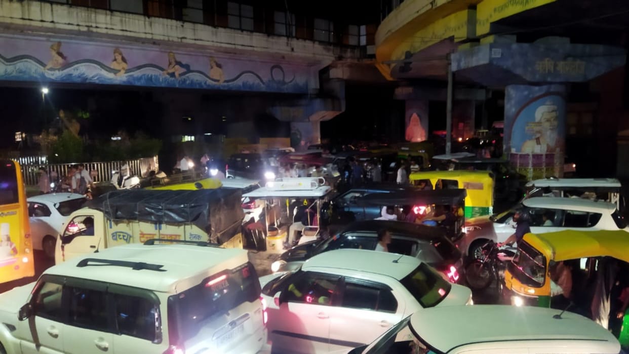 Jam broke the back of traffic police, taking reason, additional policemen were deployed