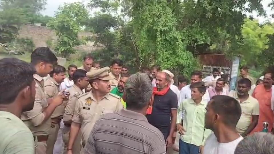 Amroha: Kanwariyas fight over overtaking Kanwad, stone pelting after vandalizing vehicle