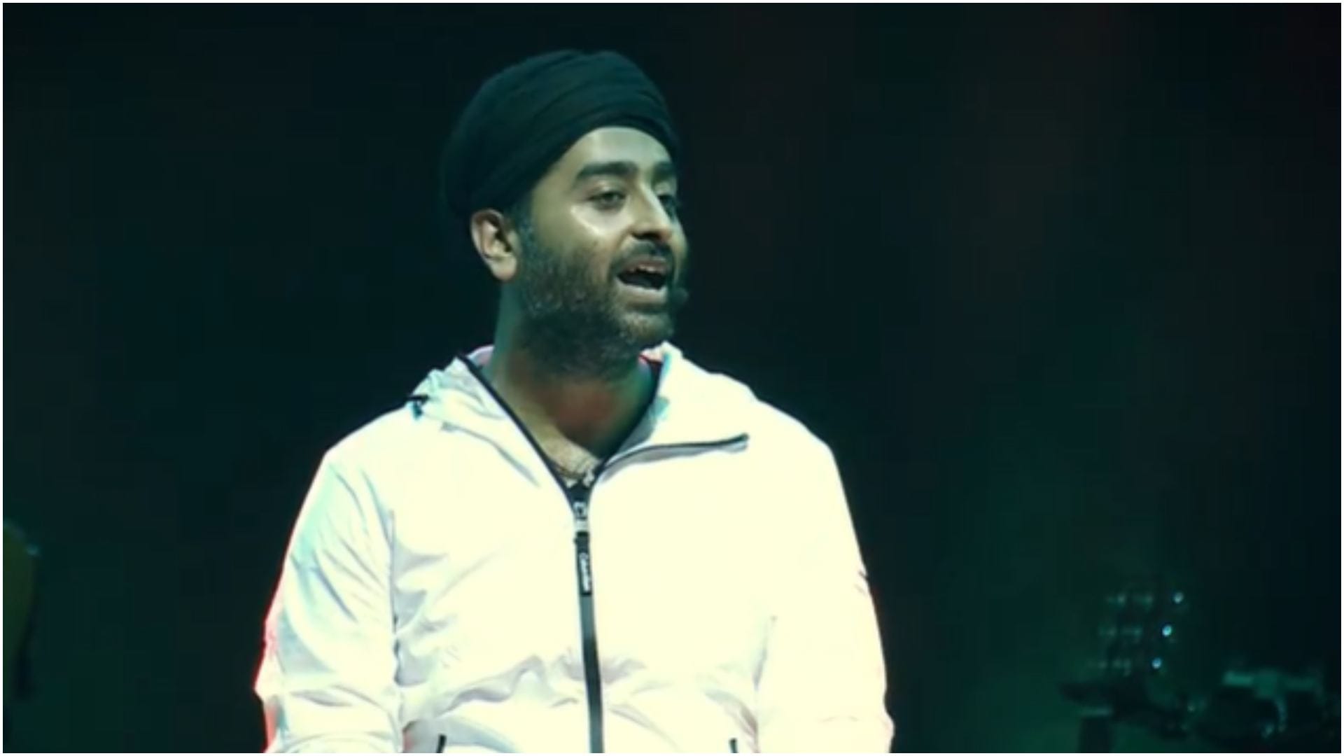 Arijit Singh stopped performance to address the situation and apologize to woman At UK Concert