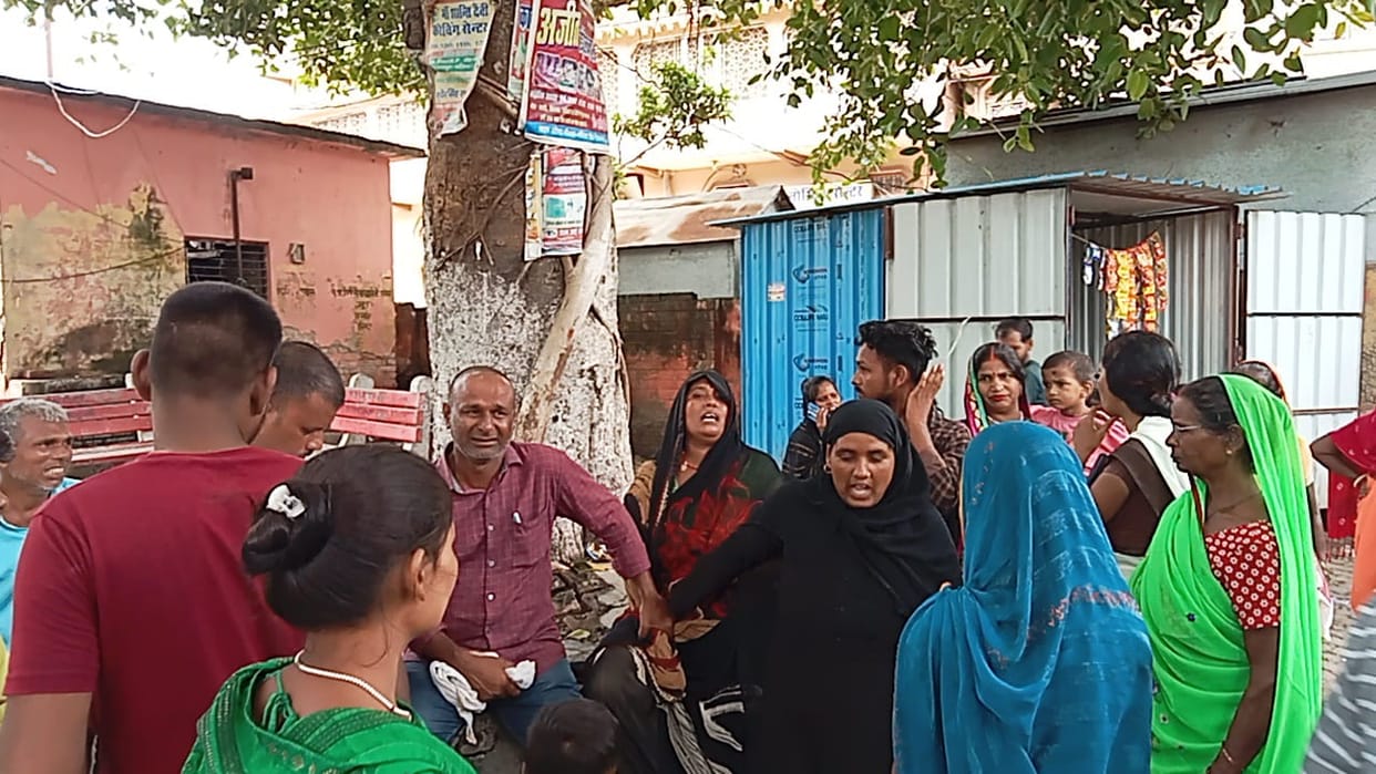 Three boy drowned while bathing Saryu river in ballia boatmen saved two life family mourns death of son