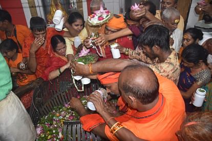 Ayodhya: On the occasion of Sawan Shivratri, Shiva devotees gathered in Ramnagari, the city echoed with the chants of Bam Bam Bhole Shiv devotee in Ayodhya on Shiv Ratri of Sawan.